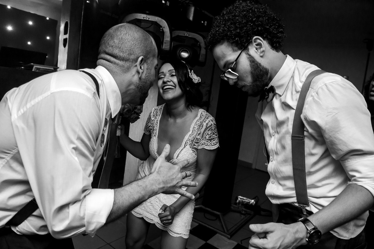 convidados dançando durante a balada