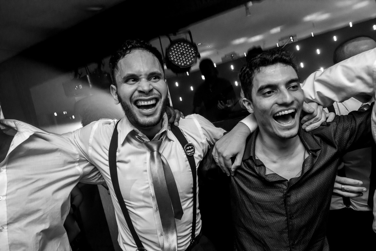 convidados dançando durante a balada