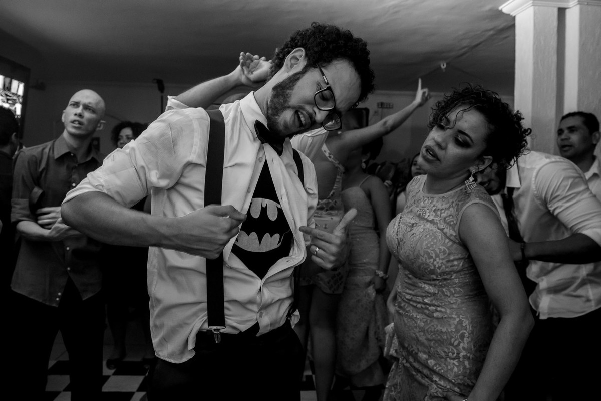 noivo revelando que ele é o batman na balada