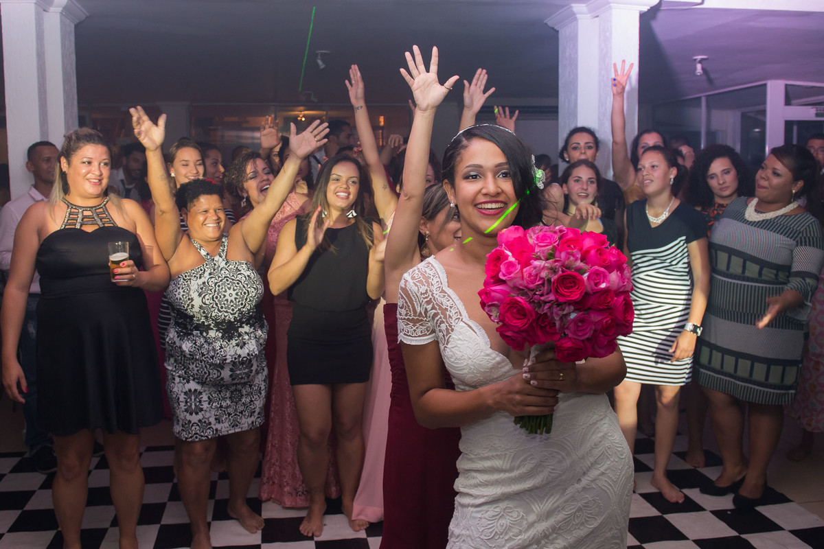 noiva jogando o buque na pista