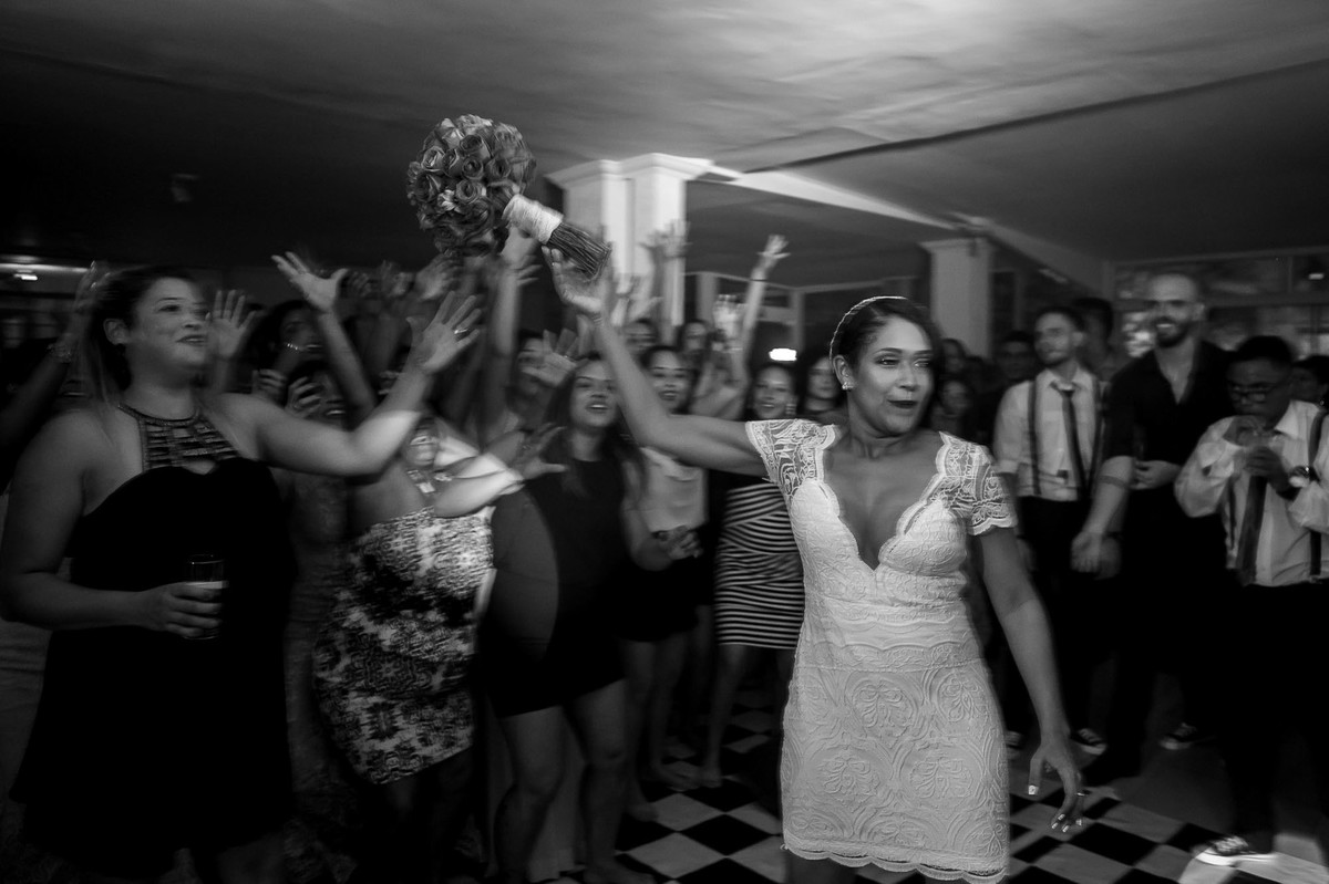 noiva jogando o buque na pista