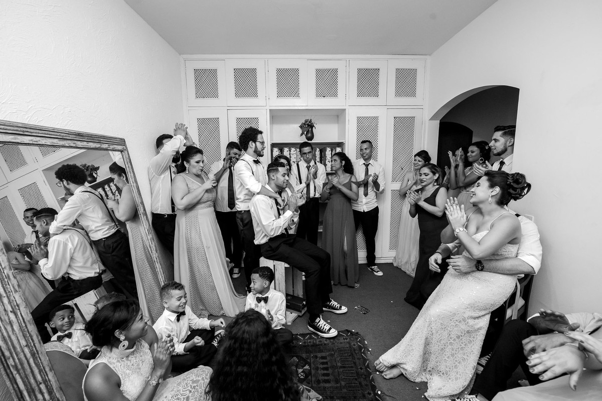 os noivos e os padrinhos e madrinhas juntos