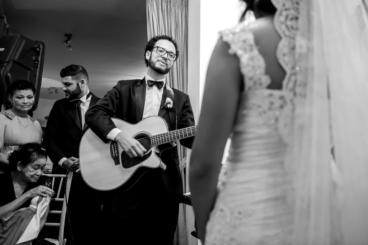 noivo cantando para noiva durante a cerimonia