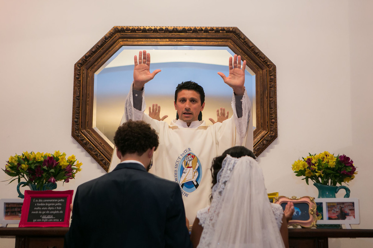 padre abençoando o casal
