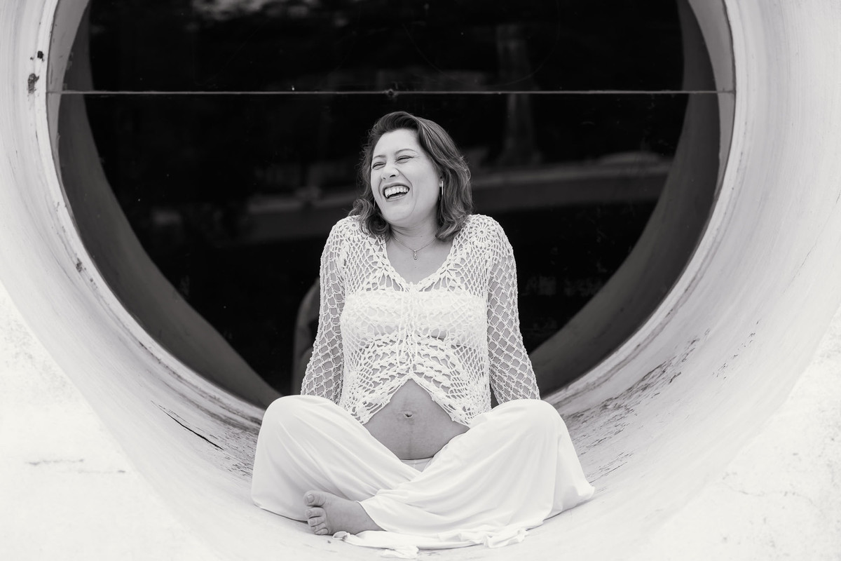 casal gestante abraçados no parque ibirapuera