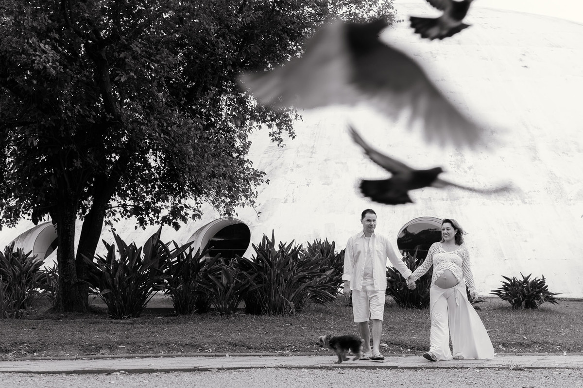 casal gestante abraçados no parque ibirapuera