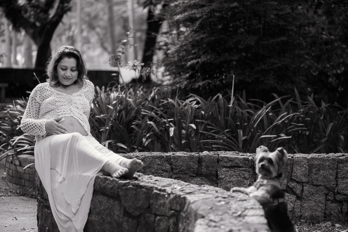 casal gestante abraçados no parque ibirapuera
