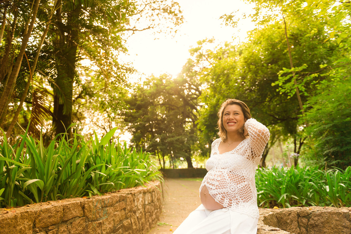 casal gestante abraçados no parque ibirapuera