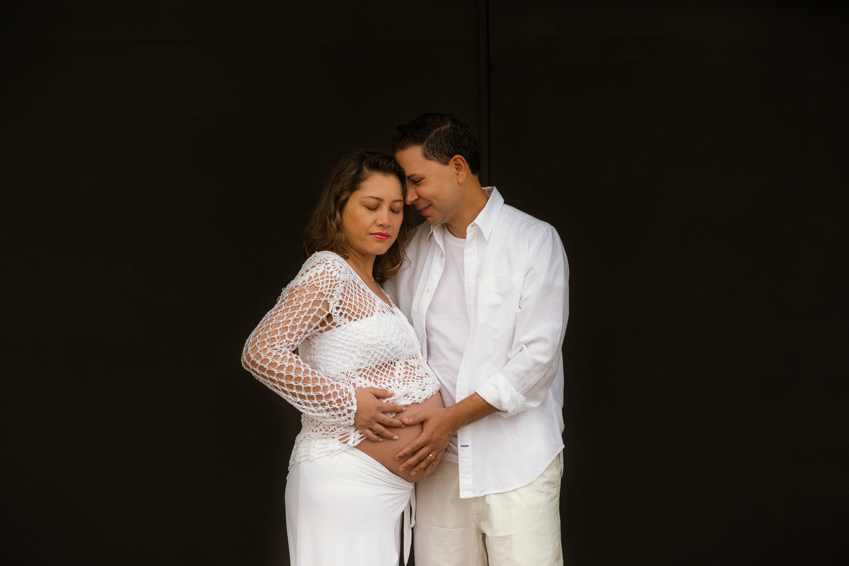 casal gestante abraçados no parque ibirapuera