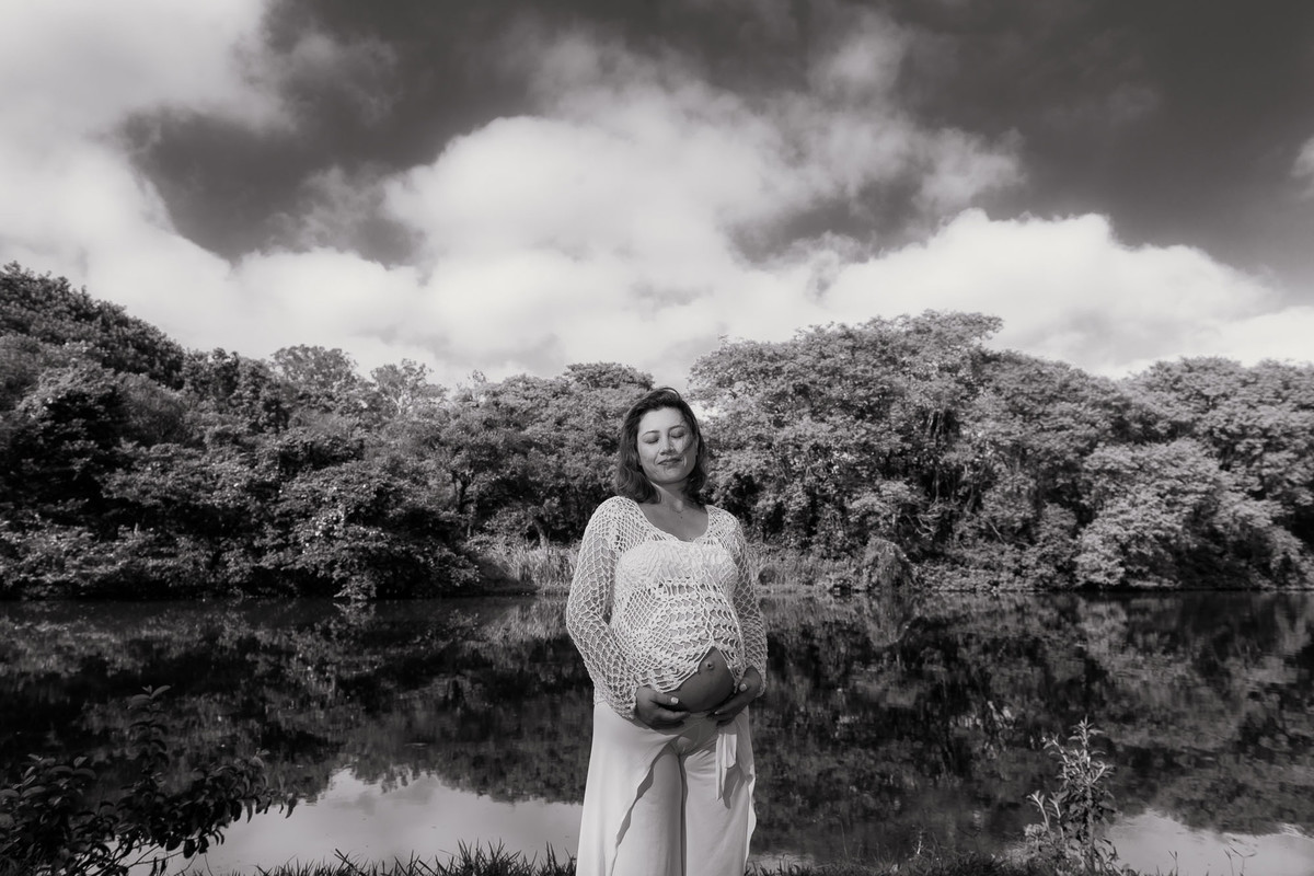 casal gestante abraçados no parque ibirapuera