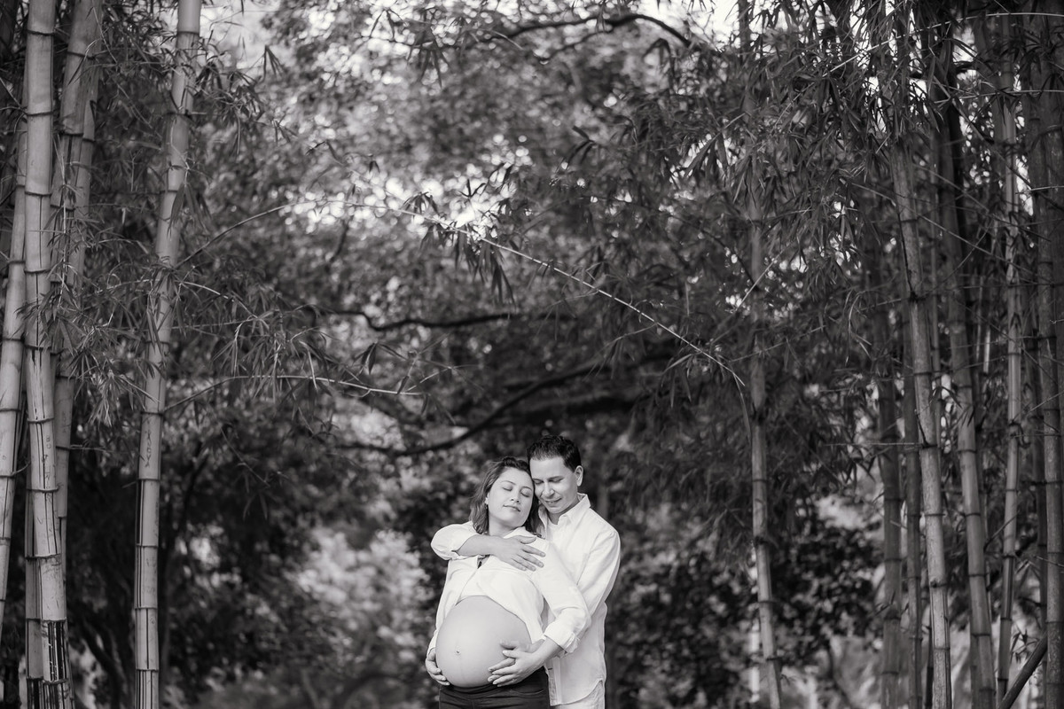 casal gestante abraçados no parque ibirapuera