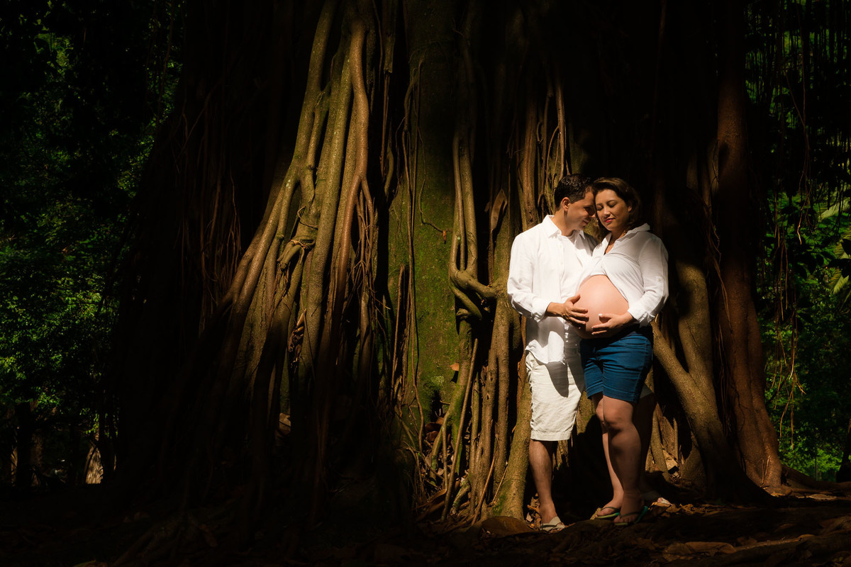 casal gestante abraçados no parque ibirapuera