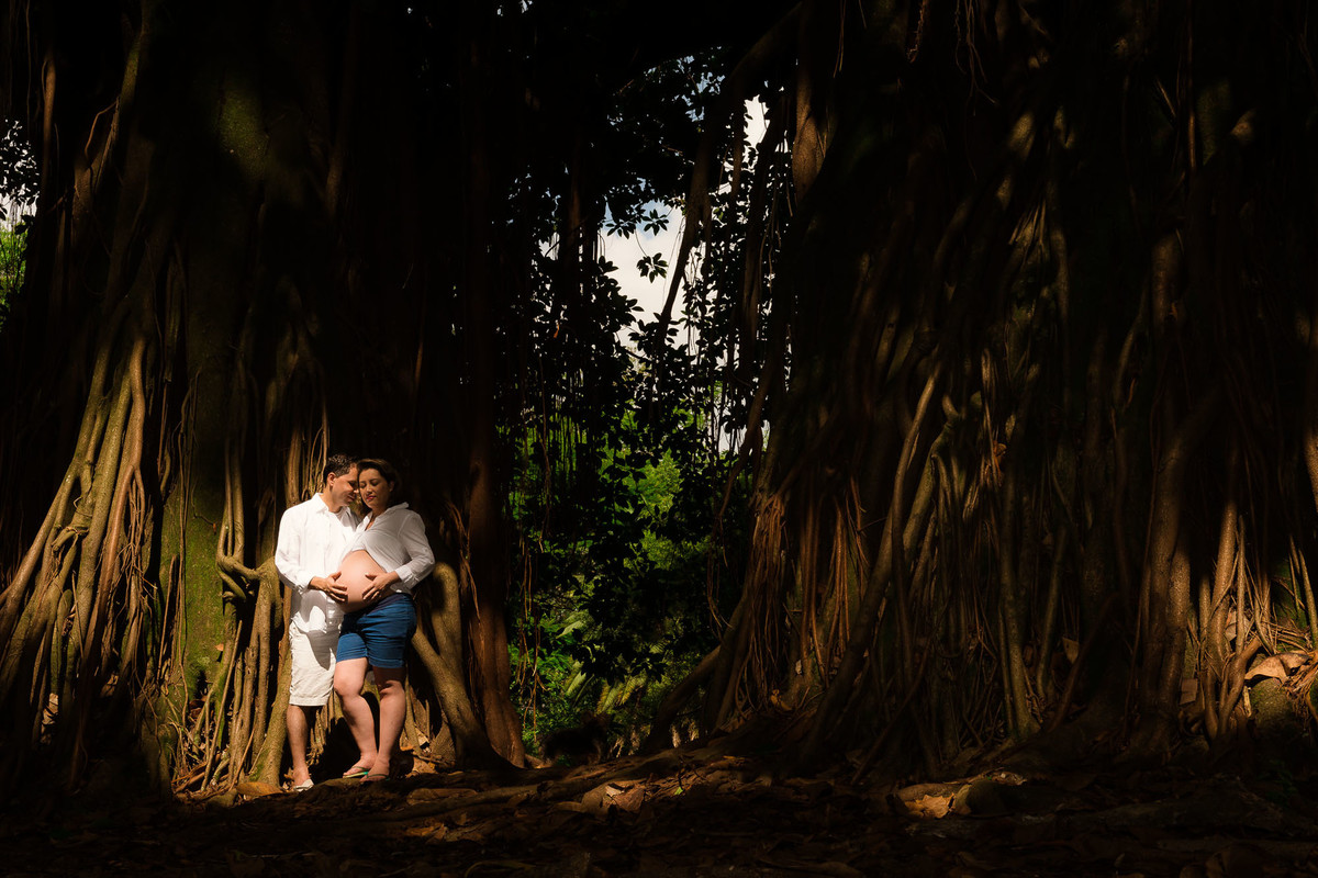 casal gestante abraçados no parque ibirapuera