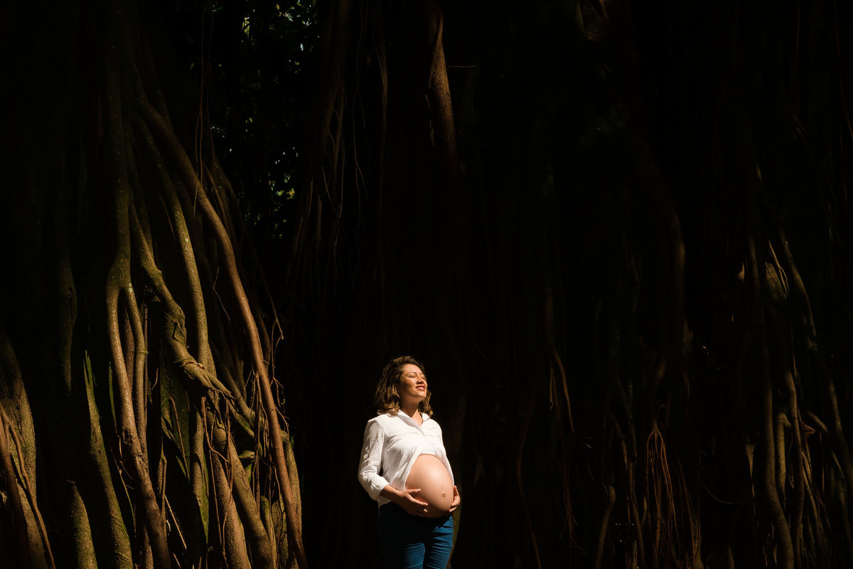 casal gestante abraçados no parque ibirapuera