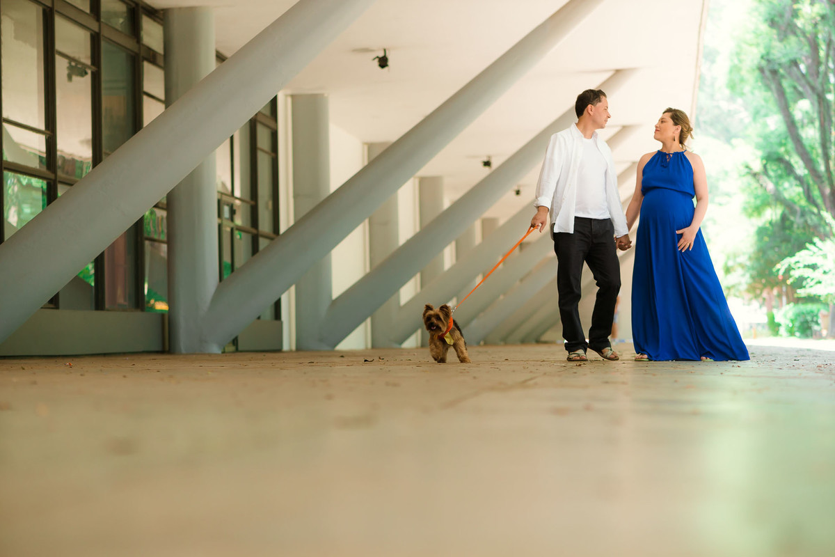 casal gestante abraçados no parque ibirapuera