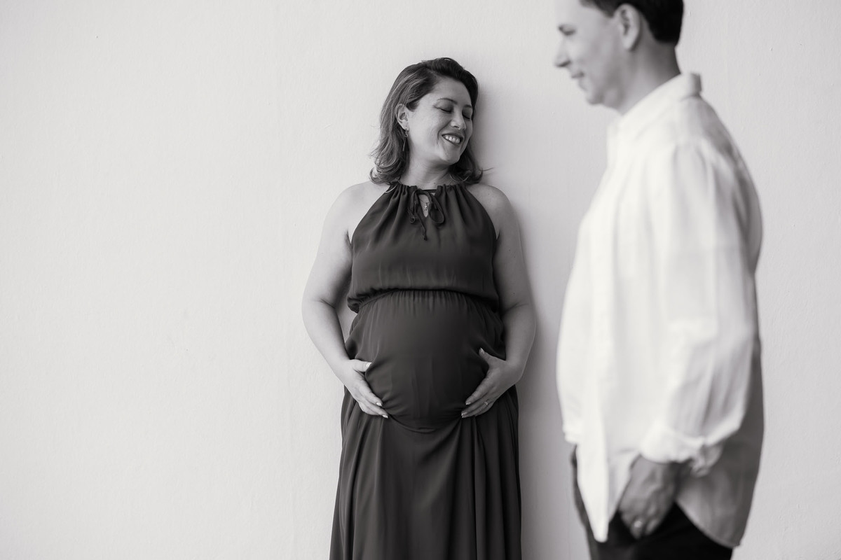 casal gestante abraçados no parque ibirapuera
