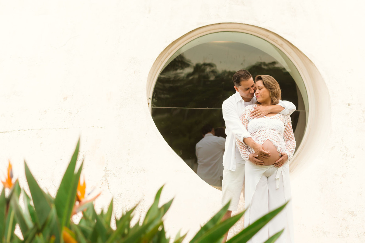 casal gestante abraçados no parque ibirapuera