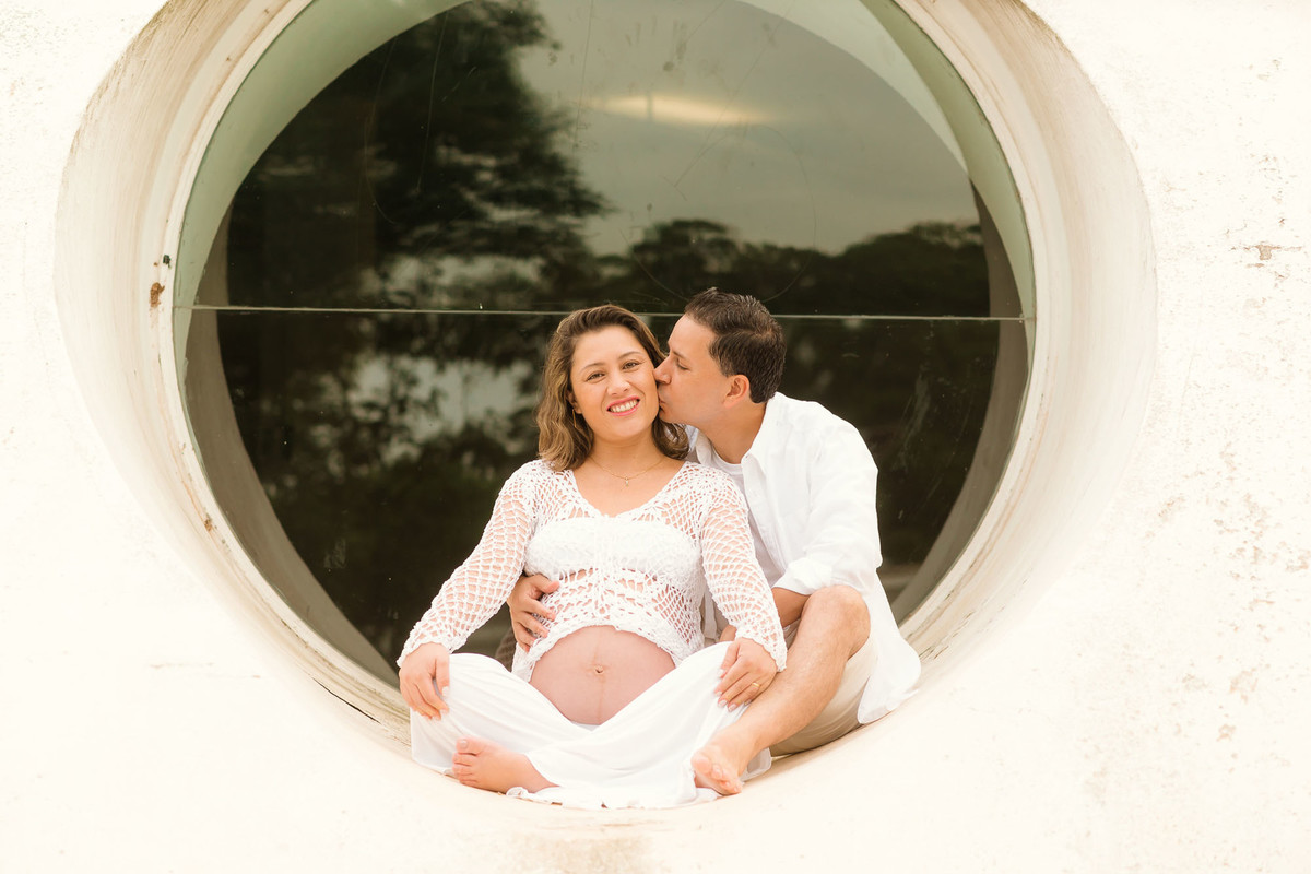 casal gestante abraçados no parque ibirapuera