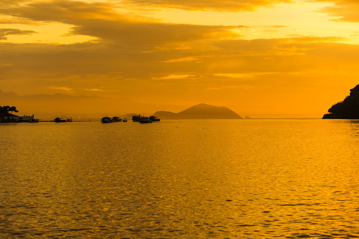 vista da praia do iporanga no guaruja