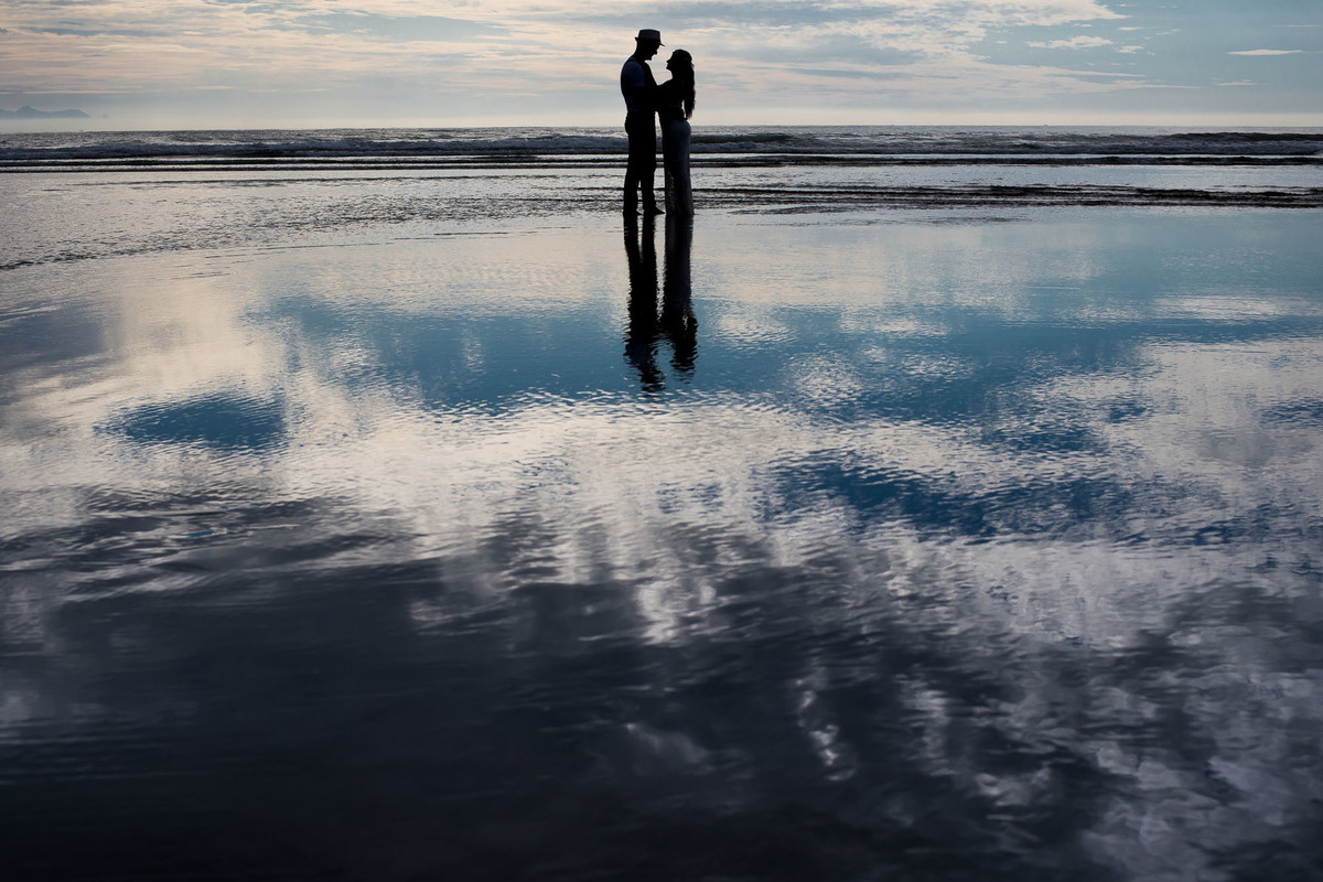 casal abraçados no amanhecer na praia do iporanga no guaruja