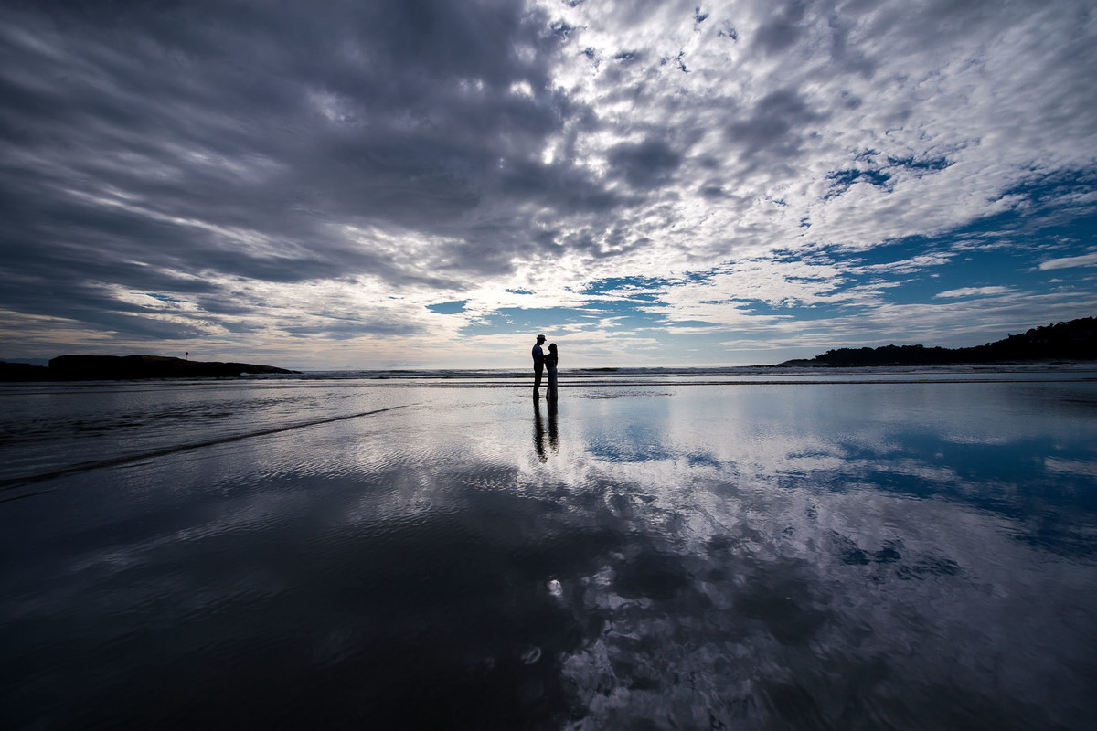 casal abraçados no amanhecer na praia do iporanga no guaruja