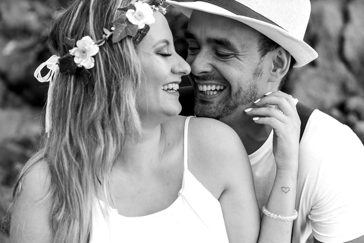 casal sorrindo na praia do iporanga no guaruja