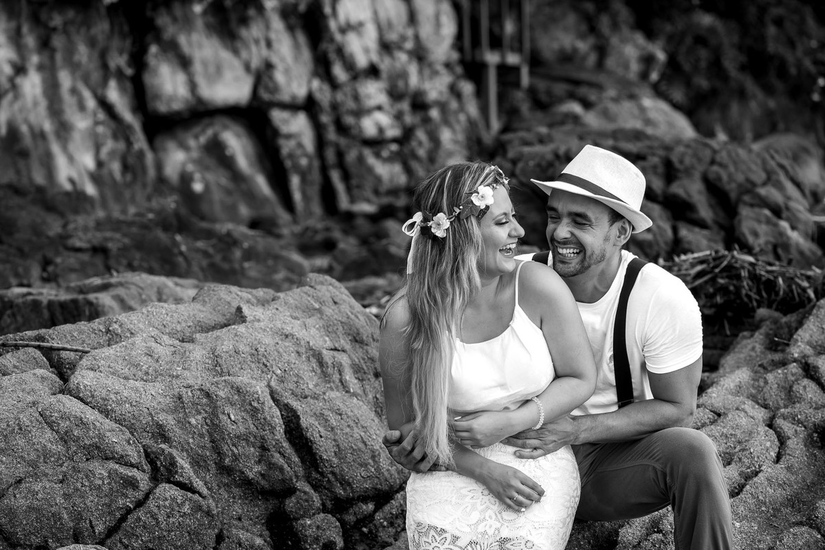 casal sorrindo na praia do iporanga no guaruja