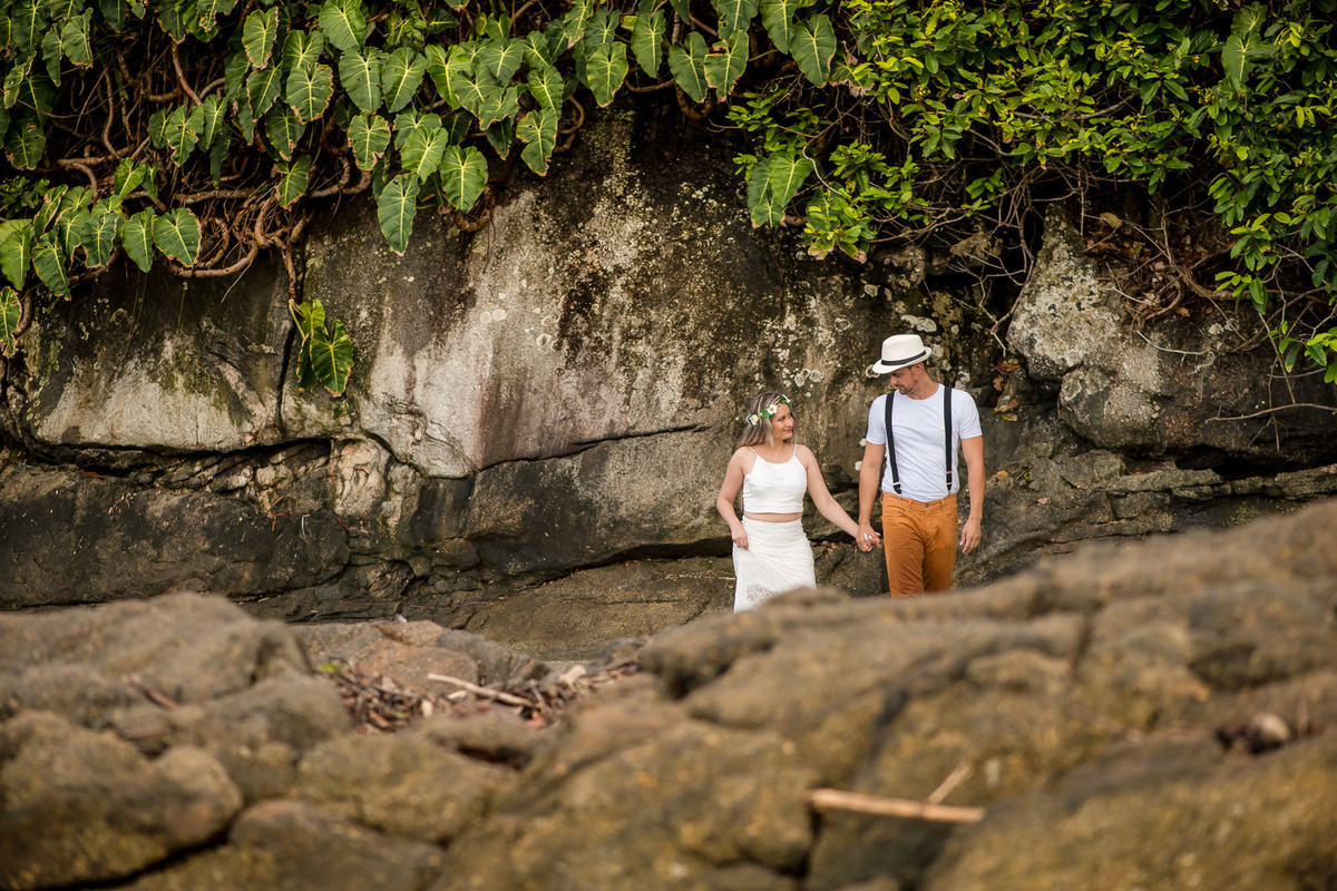 casal caminhando na praia do iporanga no guaruja