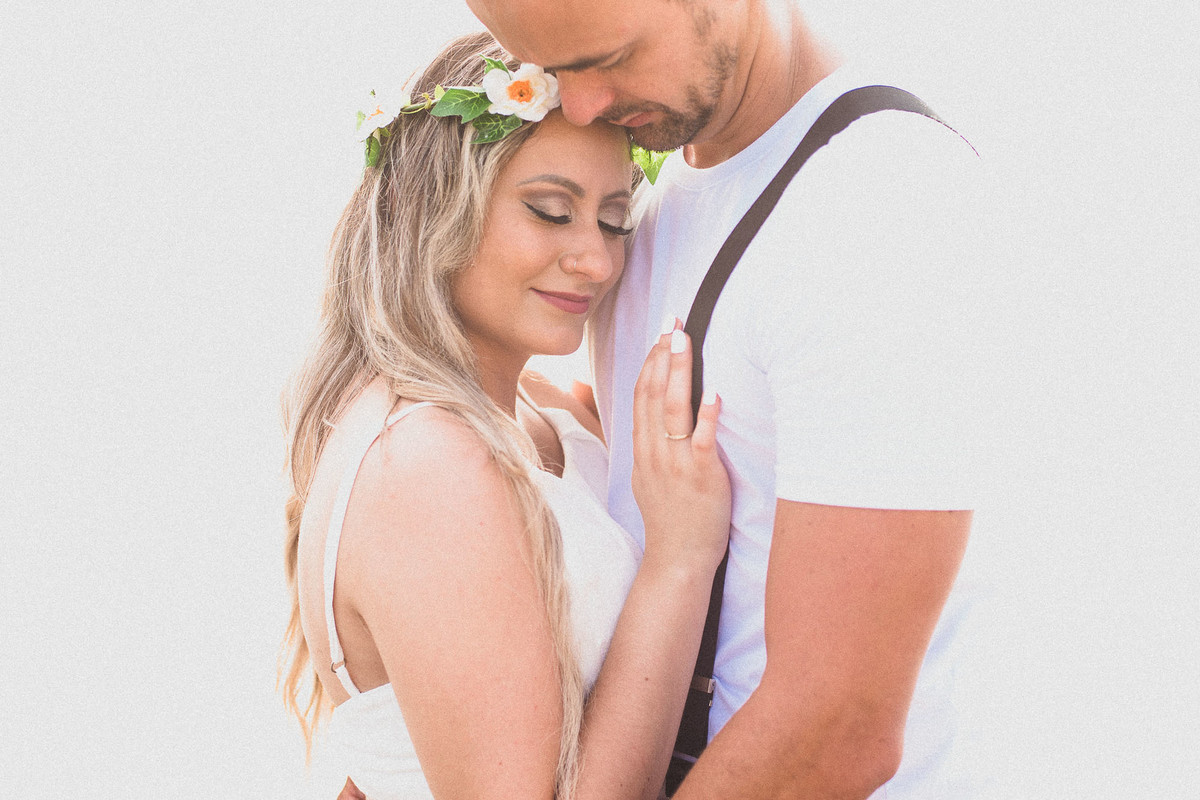 casal abraçados no amanhecer na praia do iporanga no guaruja