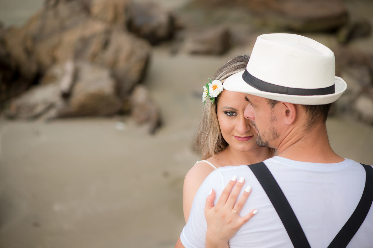 casal abraçado na praia do iporanga no guaruja
