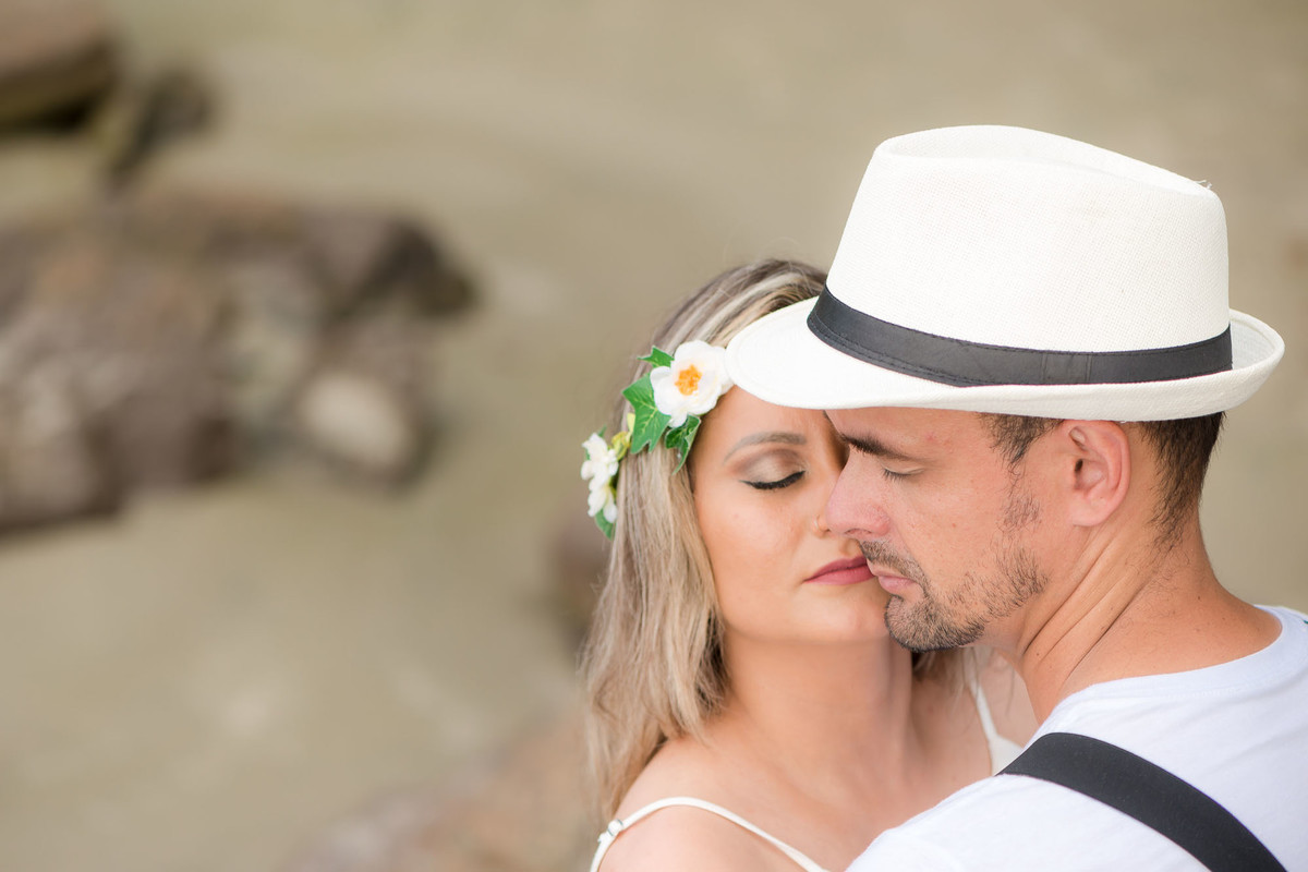 casal abraçado na praia do iporanga no guaruja