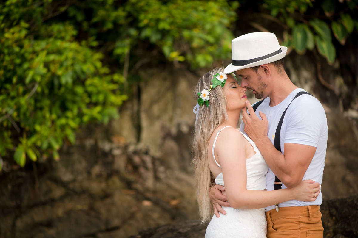 casal abraçado na praia do iporanga no guaruja