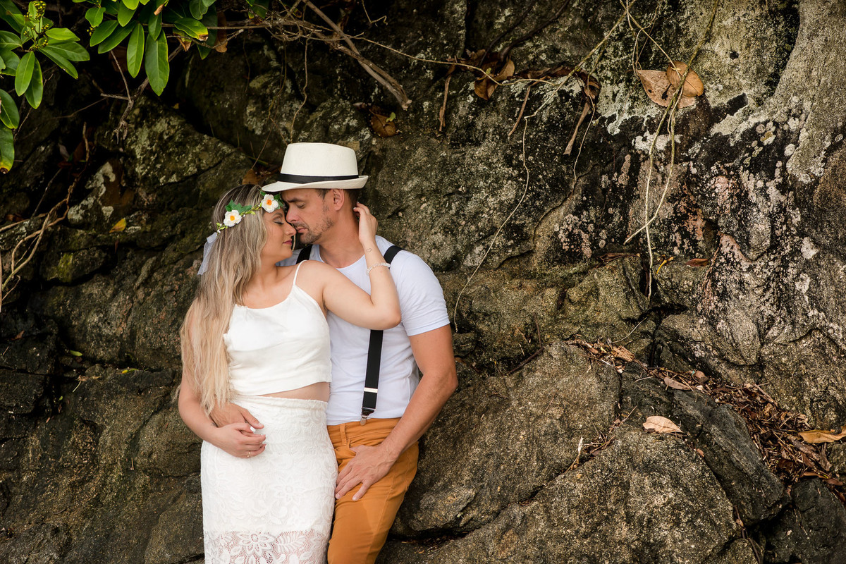 casal abraçado na praia do iporanga no guaruja