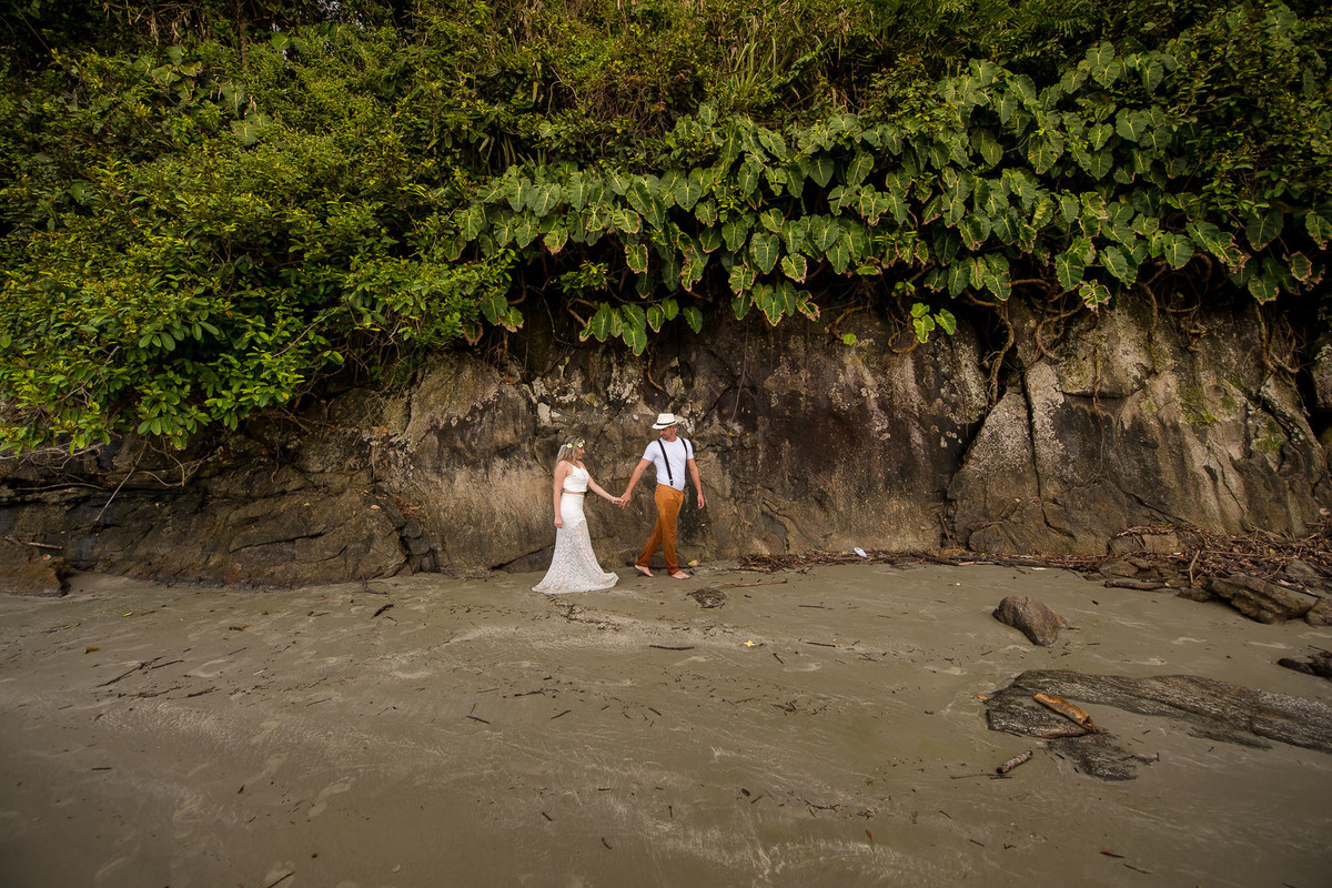 casal caminhando na praia do iporanga no guaruja