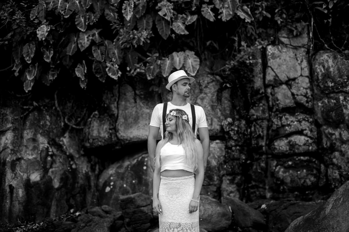 casal unido na praia do iporanga no guaruja