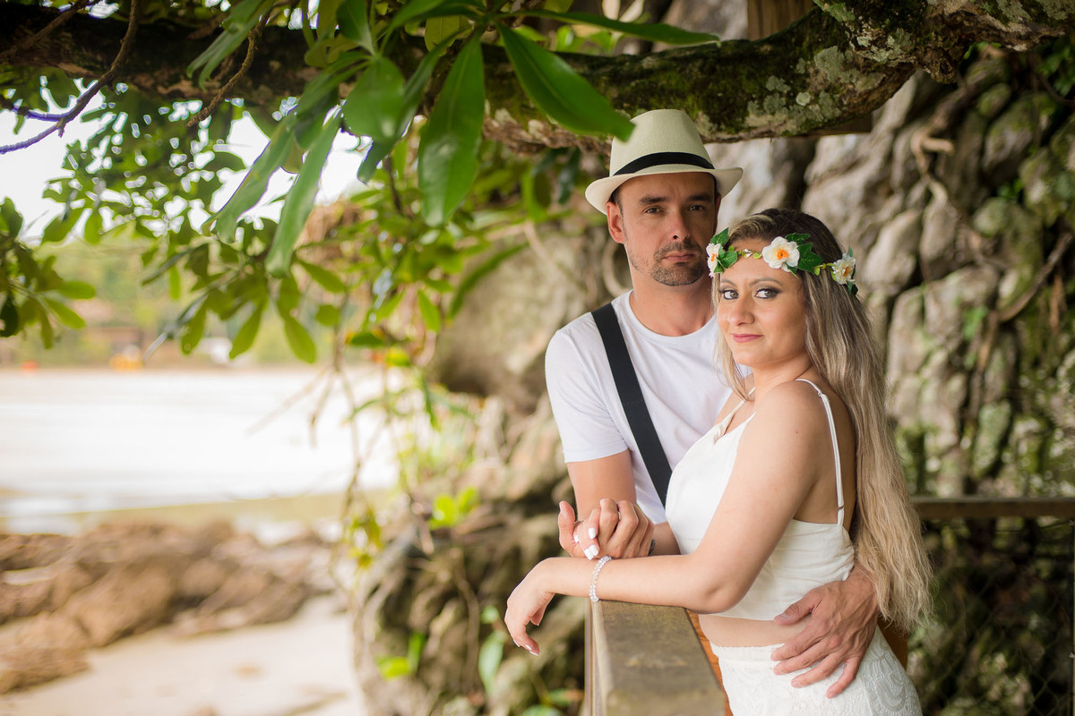 casal abraçado em varanda na praia do iporanga no guaruja