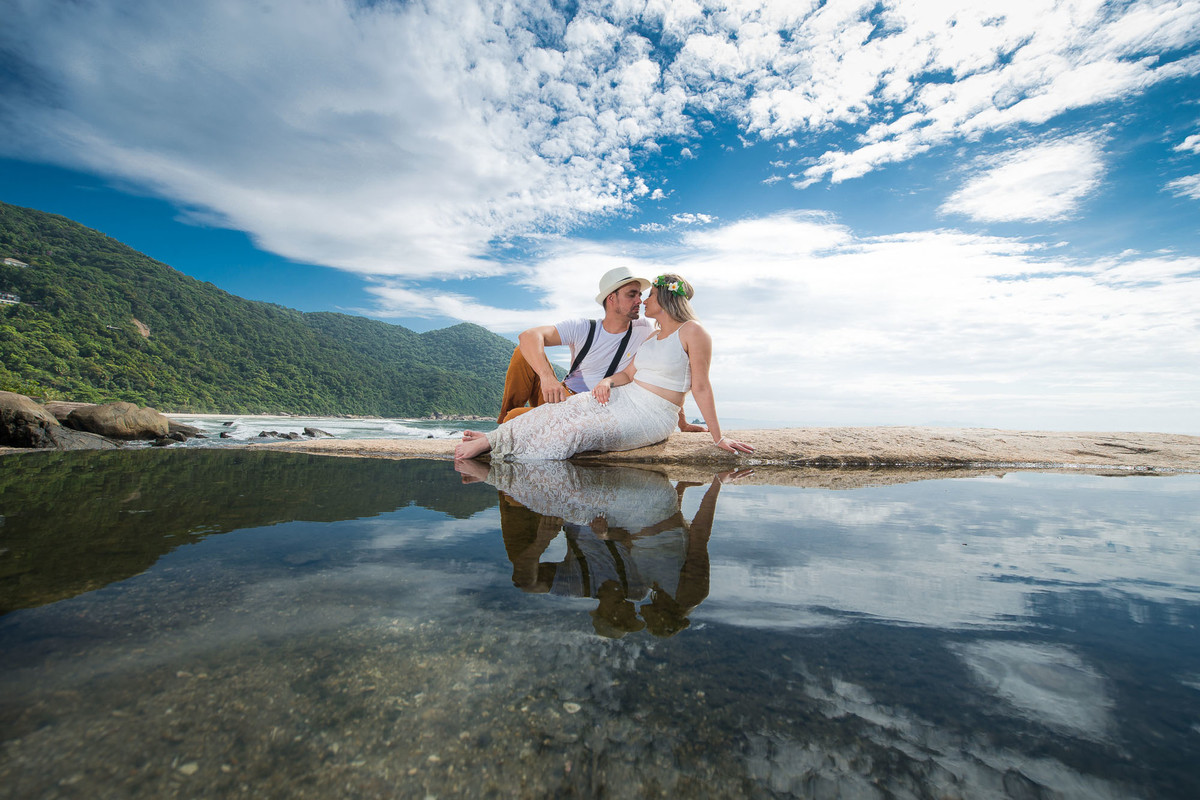 casal abraçado na praia do iporanga no guaruja