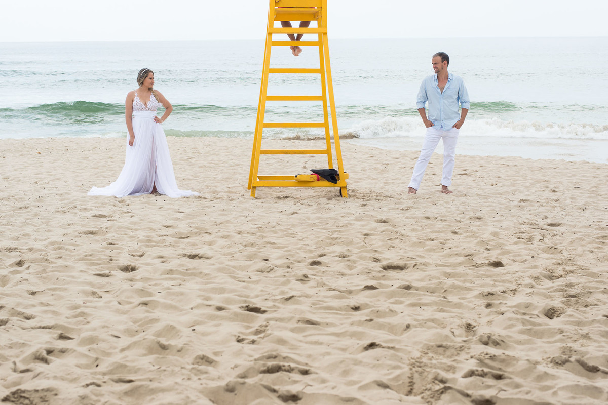 casal se olhando na praia do são pedro no guaruja