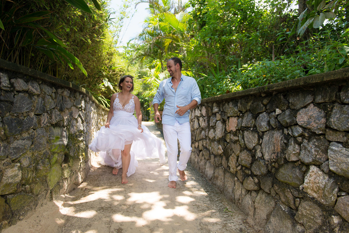 casal se correndo na praia do são pedro no guaruja