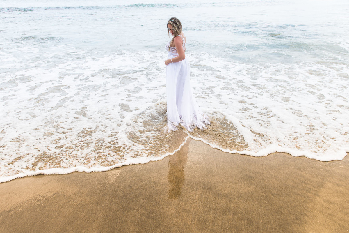 noiva no mar na praia de são pedro no guaruja