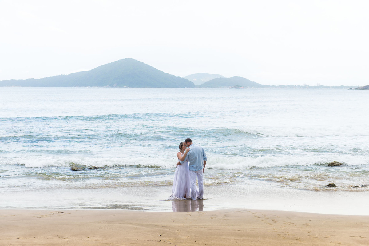 casal no mar na praia do sao pedro no guaruja