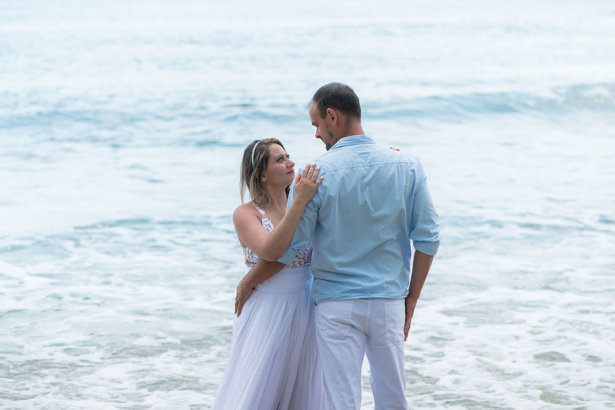 casal no mar na praia do sao pedro no guaruja