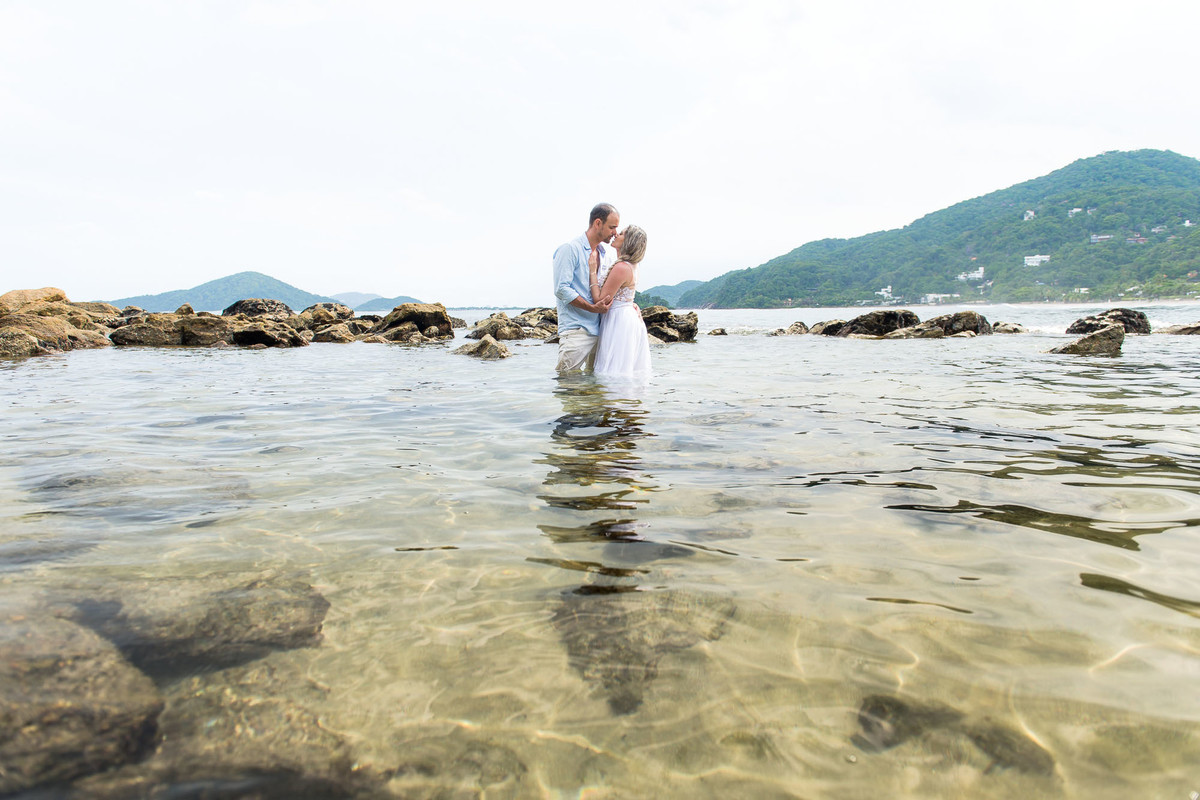 casal no mar na praia do sao pedro no guaruja