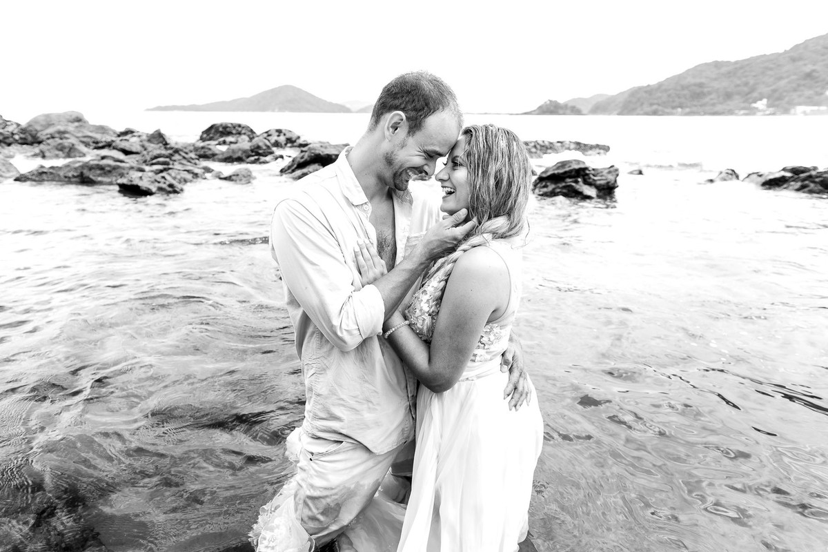 casal no mar na praia do sao pedro no guaruja