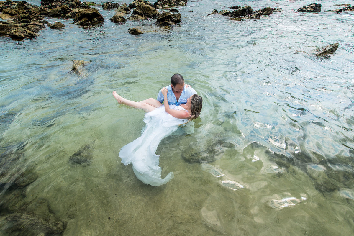 noiva dentro da agua na praia do sao pedro no guaruja