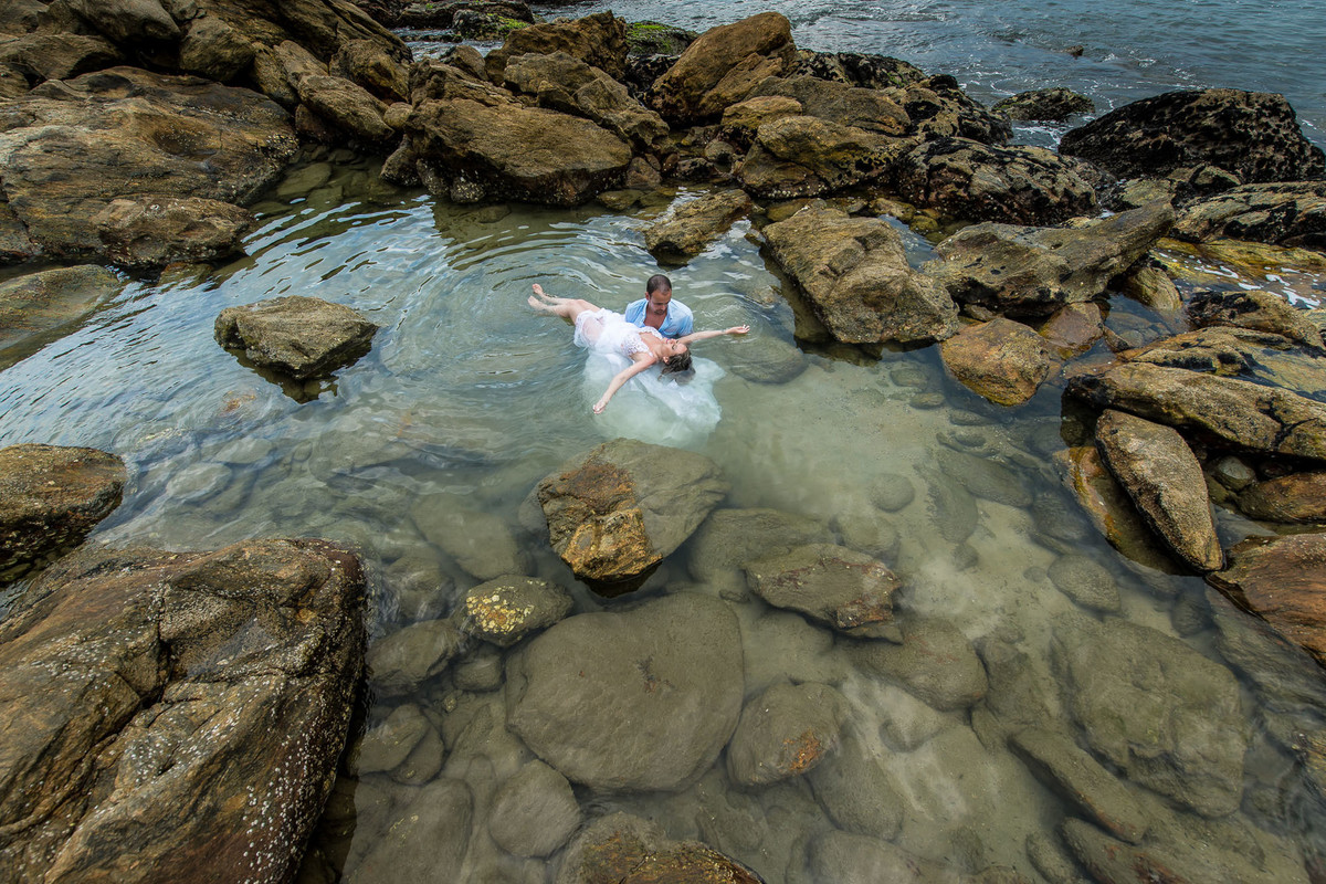 noiva dentro da agua na praia do sao pedro no guaruja