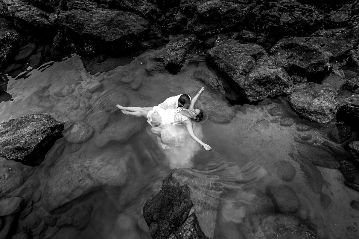 noiva dentro da agua na praia do sao pedro no guaruja