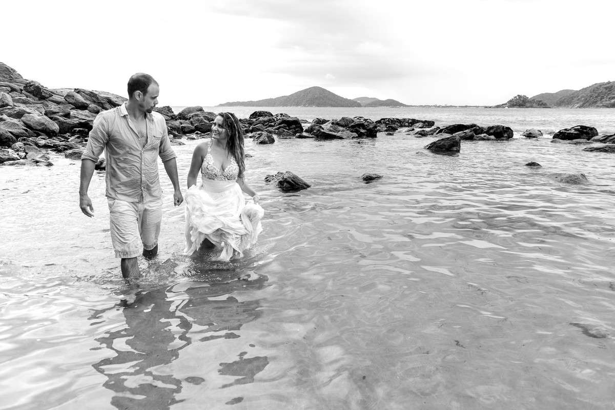 casal saindo da agua na praia do sao pedro no guaruja