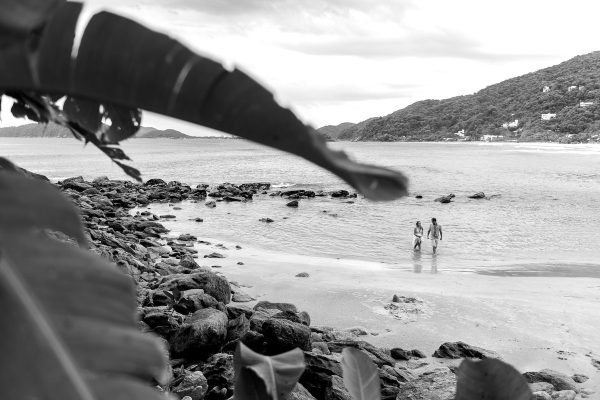 casal saindo da agua na praia do sao pedro no guaruja