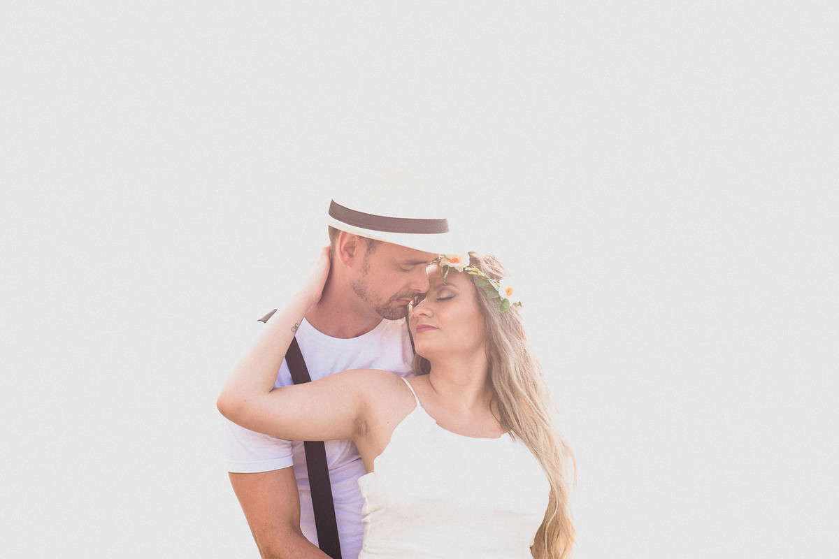 casal abraçados no amanhecer na praia do iporanga no guaruja